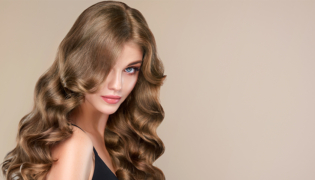 Locken bei langen Haaren – so halten sie länger