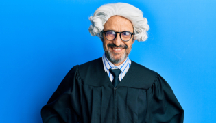 Warum haben Richter eigentlich Perücken auf?